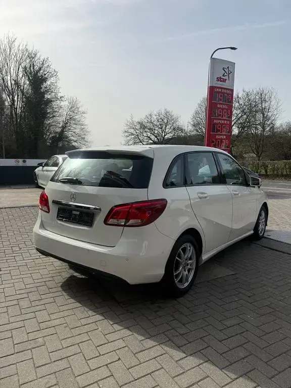 Gebraucht Mercedes B180 122 PS (89 kW) 2019 Weiß Van / Kleinbus