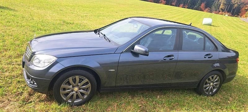 Grau Gebraucht 2009 Mercedes C180 Limousine | 5.400 € - Bild 1/4