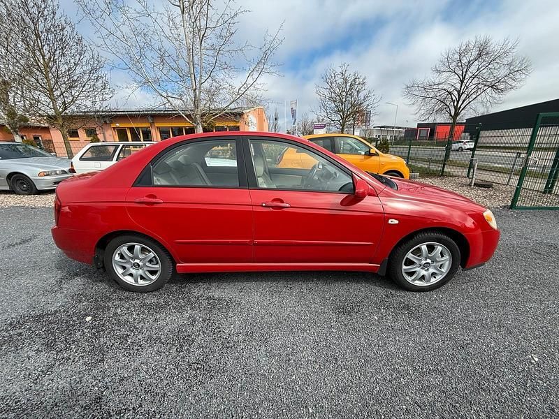 Usado Kia Cerato 143 CV (105 kW) 2005 Rojo Berlina