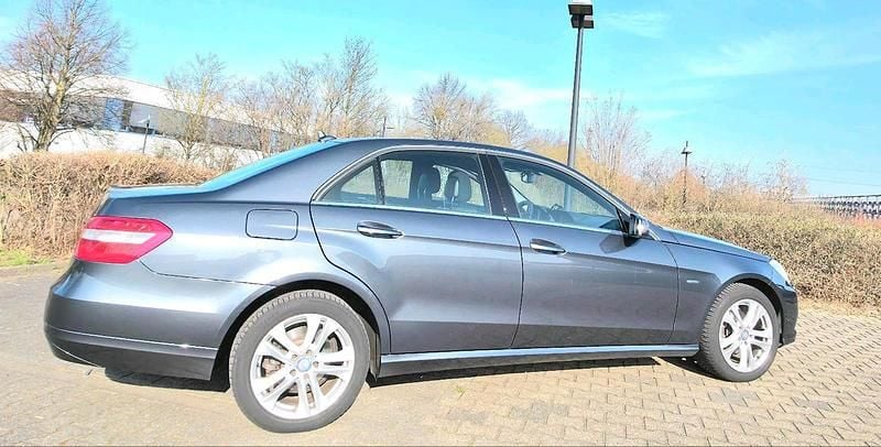 Gebraucht Mercedes E200 136 PS (100 kW) 2011 Grau Limousine