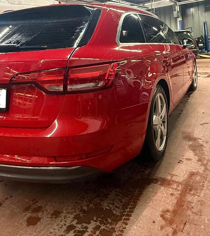 Gebraucht Audi A4 Sport 173 PS (127 kW) 2016 Rot Kombi