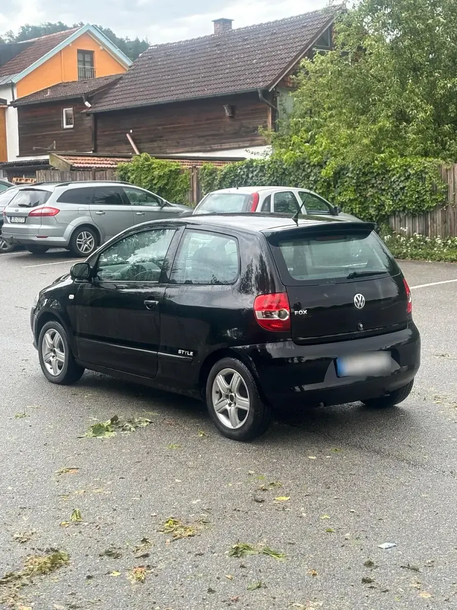 Gebraucht VW Fox 55 PS (40 kW) 2010 Schwarz Kleinwagen