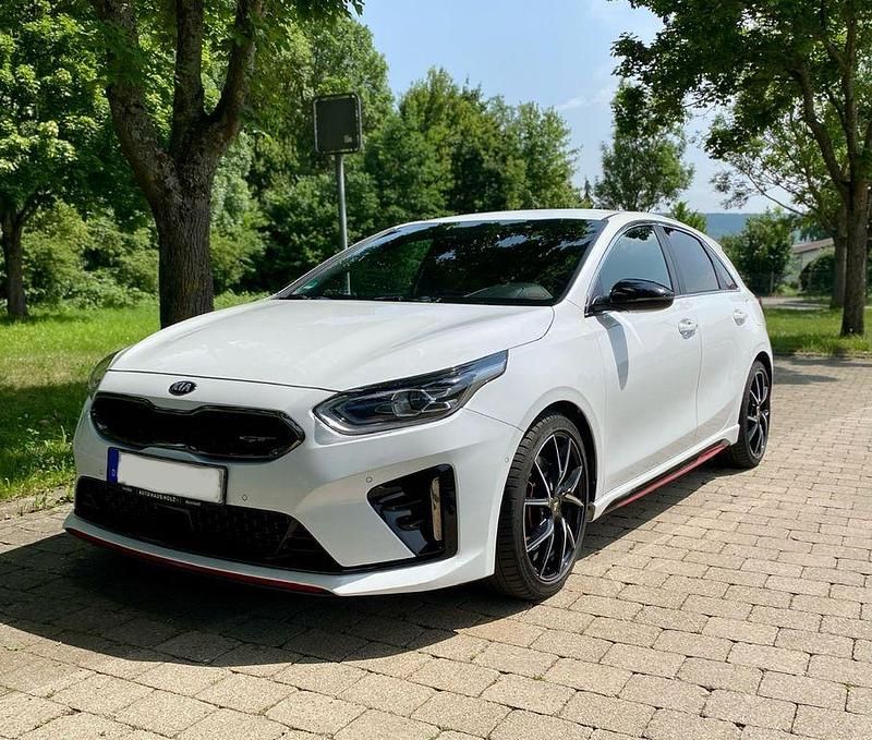 Weiß Gebraucht 2021 Kia Ceed GT Limousine | 22.900 € (Fairer Preis) - Bild 1/4