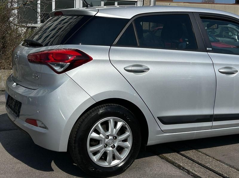 Gebraucht Hyundai i20 Passion 101 PS (74 kW) 2016 Silber Kleinwagen