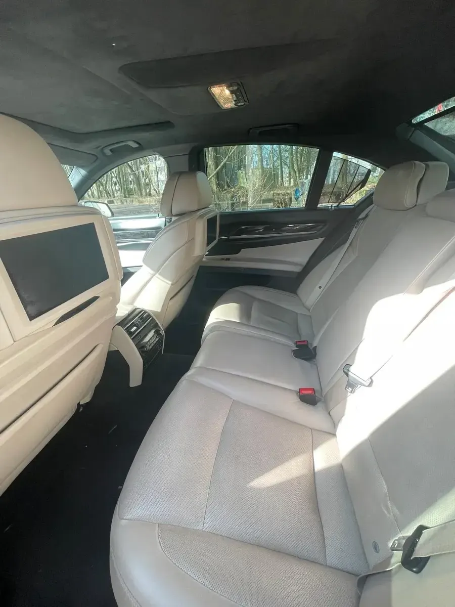 Second-hand BMW 740 306 CP (225 kW) 2011 Albastru Berlinǎ