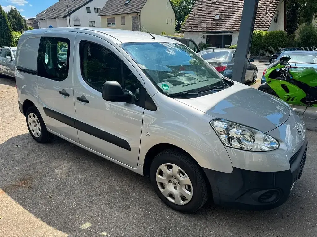 Gebraucht Peugeot Partner 90 PS (66 kW) 2015 Silber Van / Kleinbus