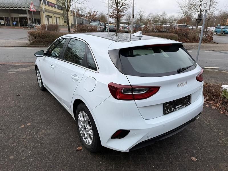 Gebraucht Kia Ceed 136 PS (100 kW) 2023 Weiß Kleinwagen