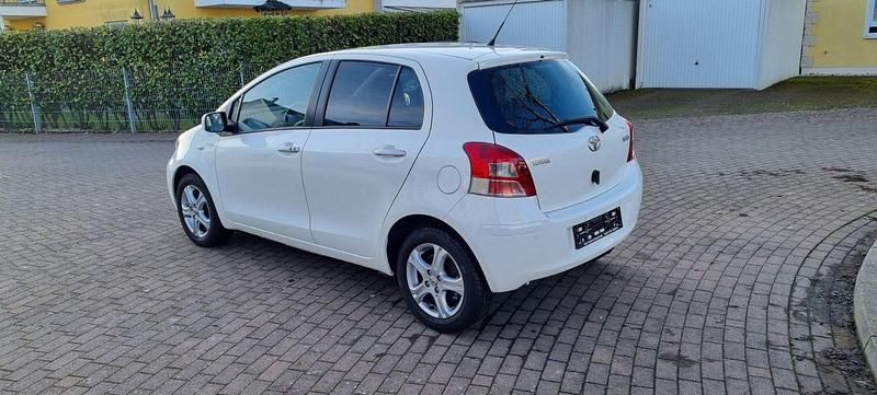 Gebraucht Toyota Yaris Edition 100 PS (73 kW) 2011 Weiß Kleinwagen