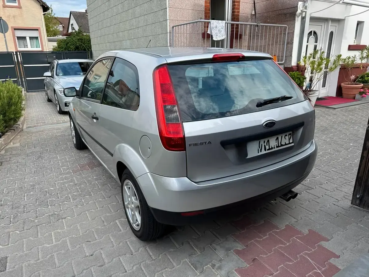 Gebraucht Ford Fiesta 80 PS (58 kW) 2003 Silber Kleinwagen