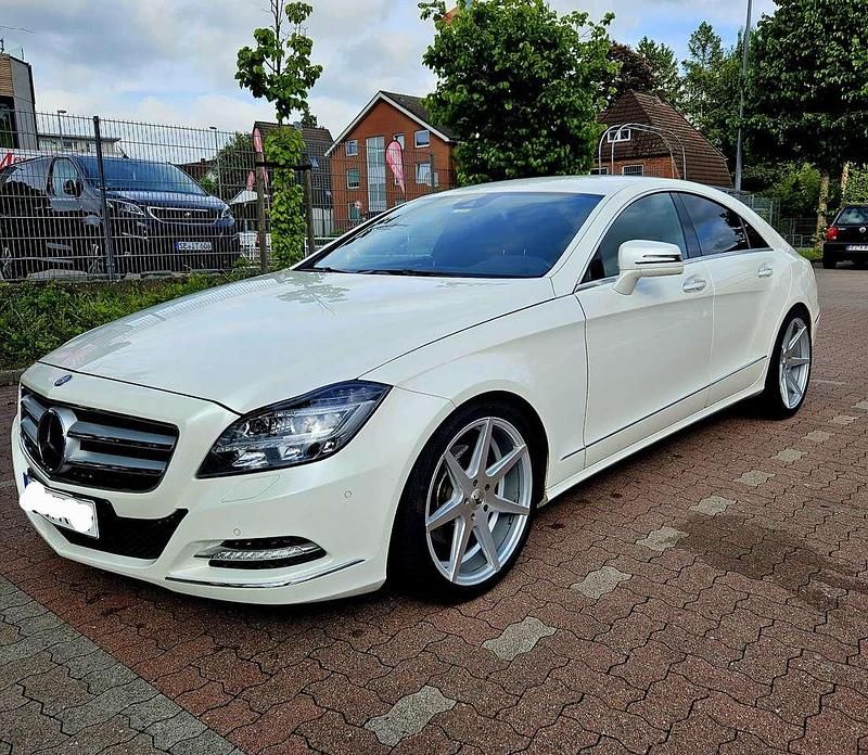 Weiß Gebraucht 2011 Mercedes CLS350 Edition 1 Coupé | 17.000 € (Fairer Preis) - Bild 1/4