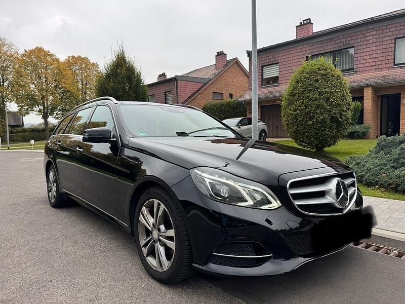 Schwarz Gebraucht 2016 Mercedes E220 Avantgarde Kombi | 14.999 € (Guter Preis) - Bild 1/4
