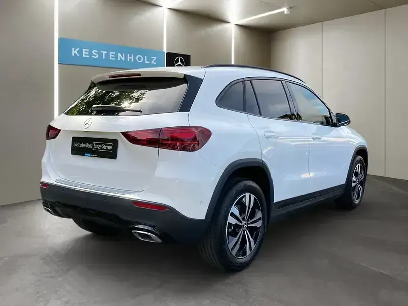 Gebraucht Mercedes GLA180 Night 136 PS (100 kW) 2025 Weiß SUV