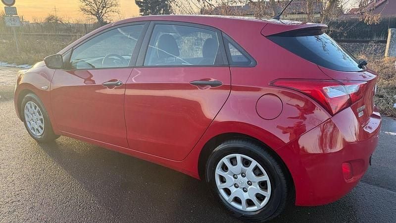 Gebraucht Hyundai i30 99 PS (72 kW) 2012 Rot Limousine