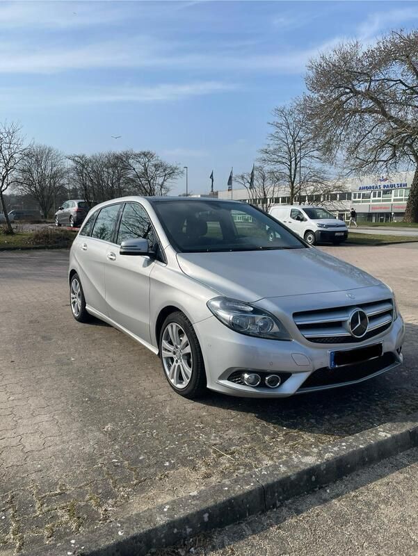 Silber Gebraucht 2013 Mercedes B180 Van / Kleinbus | 15.500 € - Bild 1/4