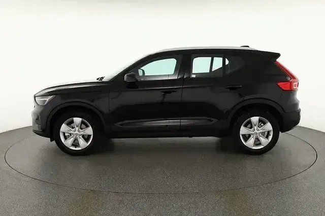 Neu Volvo XC40 163 PS (119 kW) 2025 Onyxschwarzmet. SUV