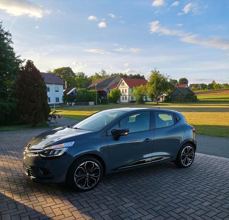 Grau Gebraucht 2019 Renault Clio IV Kleinwagen | 10.900 € (Etwas zu teuer) - Bild 1/4