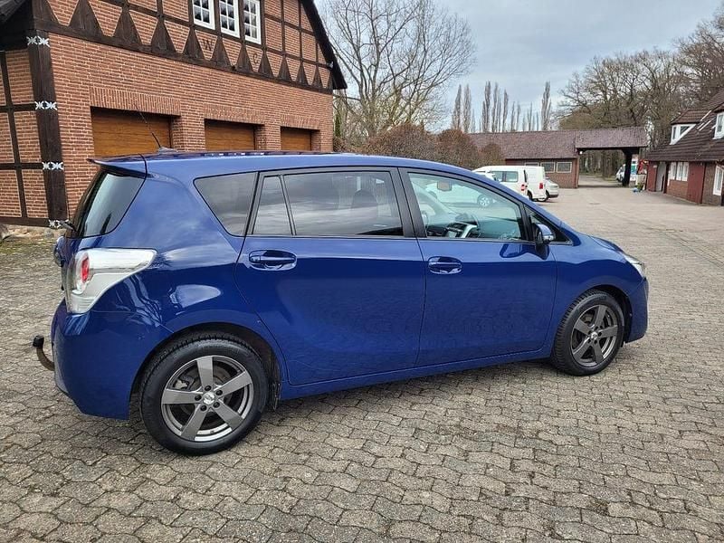 Gebraucht Toyota Verso Executive 111 PS (81 kW) 2015 Blau Van / Kleinbus