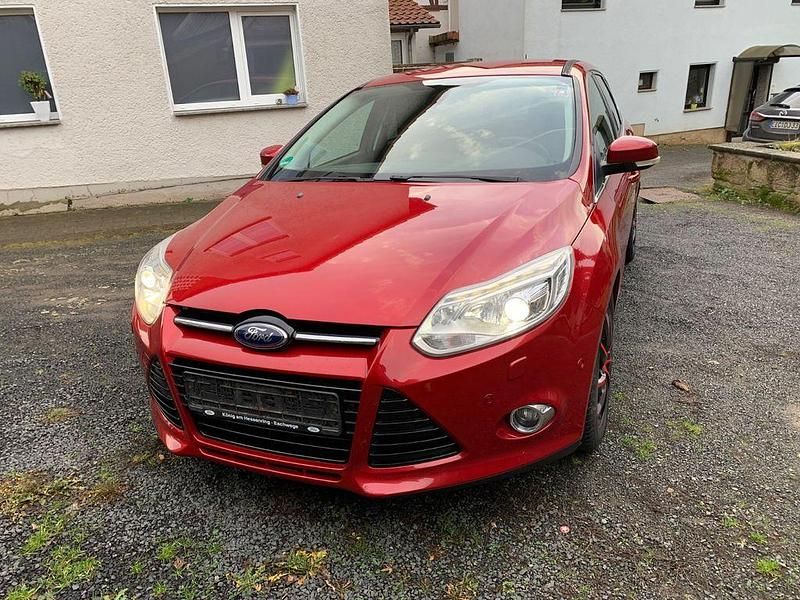 Rot Gebraucht 2013 Ford Focus Titanium Limousine | 4.990 € (Fairer Preis) - Bild 1/4