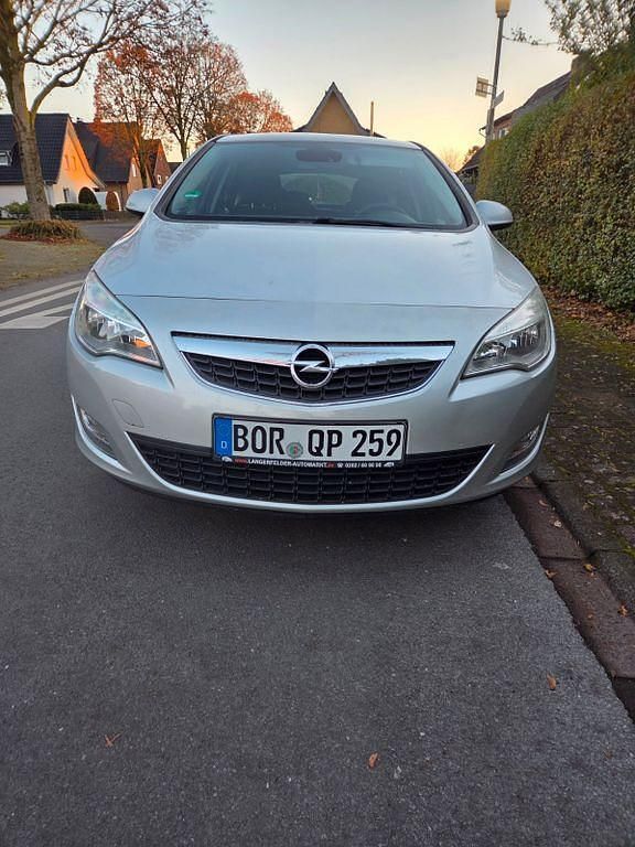 Silber Gebraucht 2010 Opel Astra Innovation Limousine | 5.000 € (Etwas zu teuer) - Bild 1/4