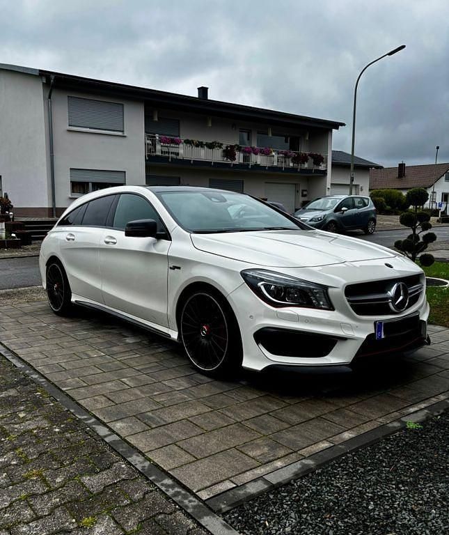 Weiß Gebraucht 2015 Mercedes CLA45 AMG Shooting Brake AMG Kombi | 25.999 € (Fairer Preis) - Bild 1/4