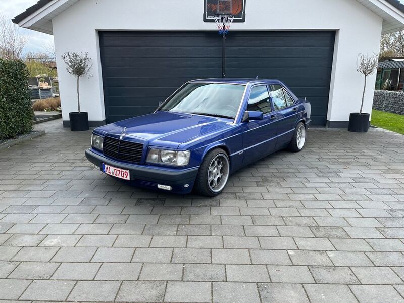 Blau Gebraucht 1992 Mercedes 190 Avantgarde Limousine | 9.900 € - Bild 1/4
