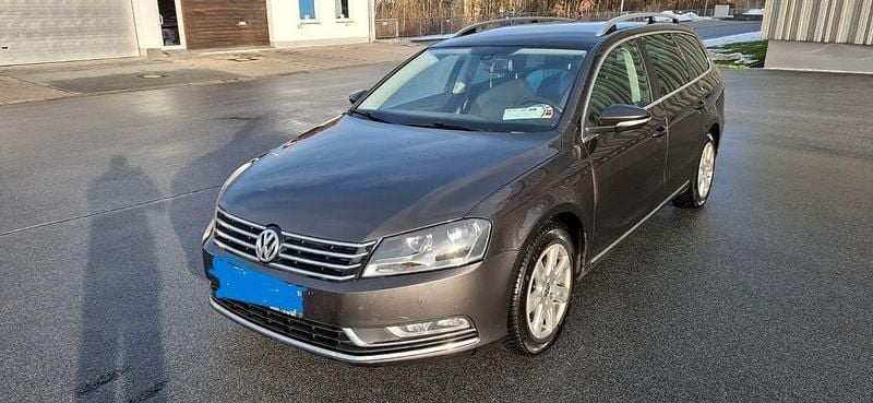 Braun Gebraucht 2012 VW Passat Kombi | 6.600 € (Guter Preis) - Bild 1/4