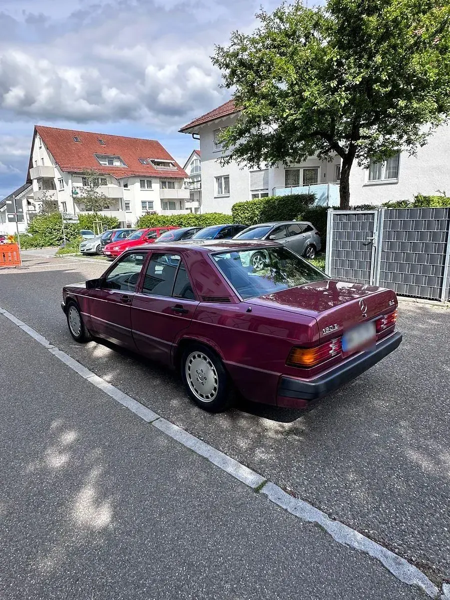 Używany Mercedes 190 122 KM (89 kW) 1990 Czerwony Sedan/Limuzyna