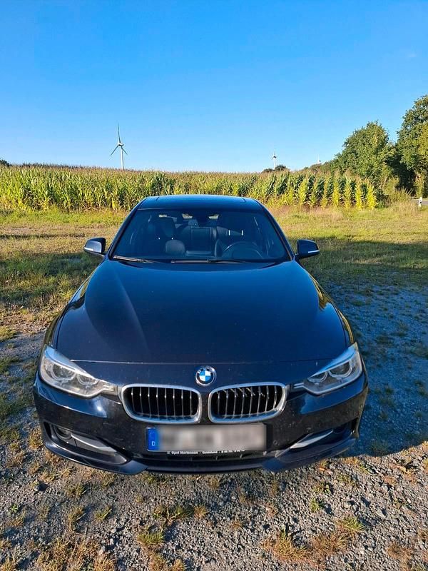 Blau Gebraucht 2015 BMW 320 Limousine | 10.300 € (Guter Preis) - Bild 1/4