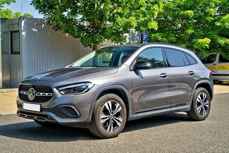 Grau Gebraucht 2020 Mercedes GLA220 SUV | 31.000 € (Guter Preis) - Bild 1/4