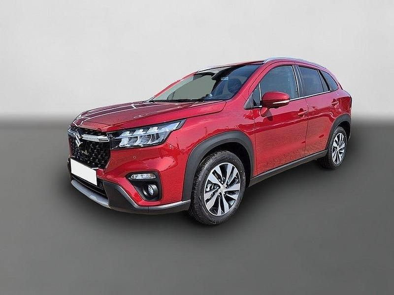 Energetic red pearl Neu 2025 Suzuki SX4 S-Cross Comfort+ | 29.290 € (Etwas zu teuer) - Bild 1/4