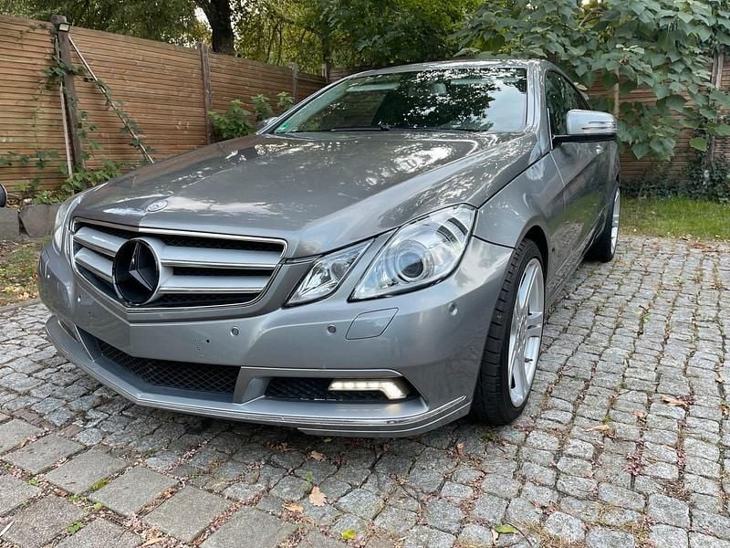 Grau Gebraucht 2010 Mercedes E200 Coupé | 8.500 € (Superpreis) - Bild 1/4
