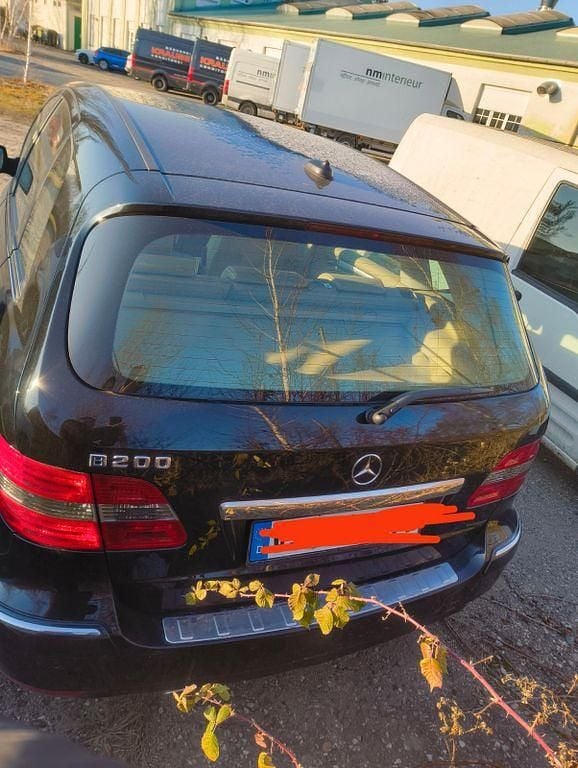 Schwarz Gebraucht 2009 Mercedes 200 Limousine | 1.000 € - Bild 1/3