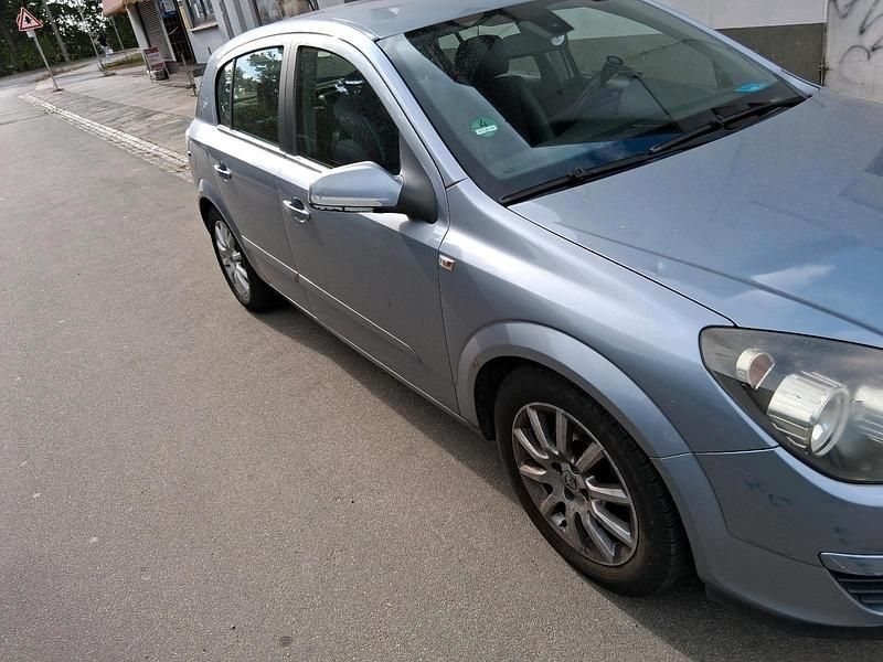 Grau Gebraucht 2004 Opel Astra Kleinwagen | 1.600 € (Fairer Preis) - Bild 1/3
