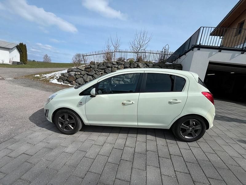 Second-hand Opel Corsa Active 101 CP (74 kW) 2013 Andere farben Hatchback