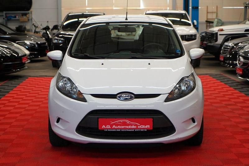 Gebraucht Ford Fiesta Trend 60 PS (44 kW) 2012 Weiß Kleinwagen
