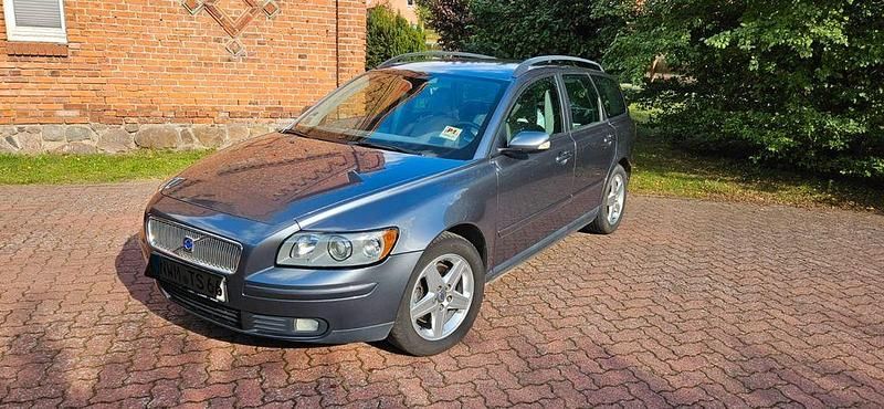 Silber Gebraucht 2004 Volvo V50 Summum Kombi | 3.700 € (Etwas zu teuer) - Bild 1/4