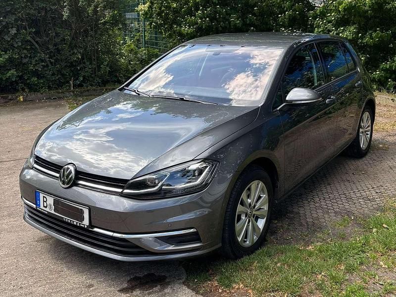 Grau Gebraucht 2018 VW Golf VII Comfortline Limousine | 15.400 € (Guter Preis) - Bild 1/4