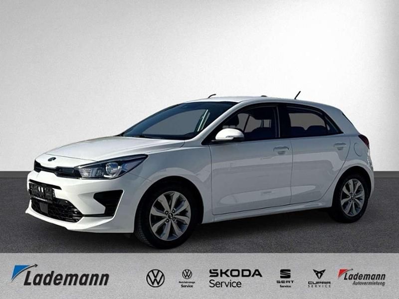 (ud) schneeweiss Gebraucht 2021 Kia Rio Vision Limousine | 13.423 € (Fairer Preis) - Bild 1/4