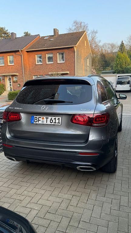 Grau Gebraucht 2020 Mercedes GLC300e AMG line SUV | 32.499 € (Etwas zu teuer) - Bild 1/4