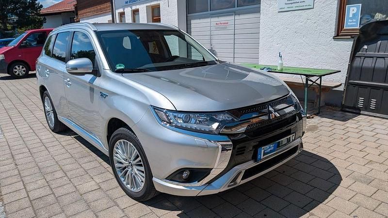 Silber Gebraucht 2020 Mitsubishi Outlander P-HEV SUV | 21.900 € (Guter Preis) - Bild 1/4