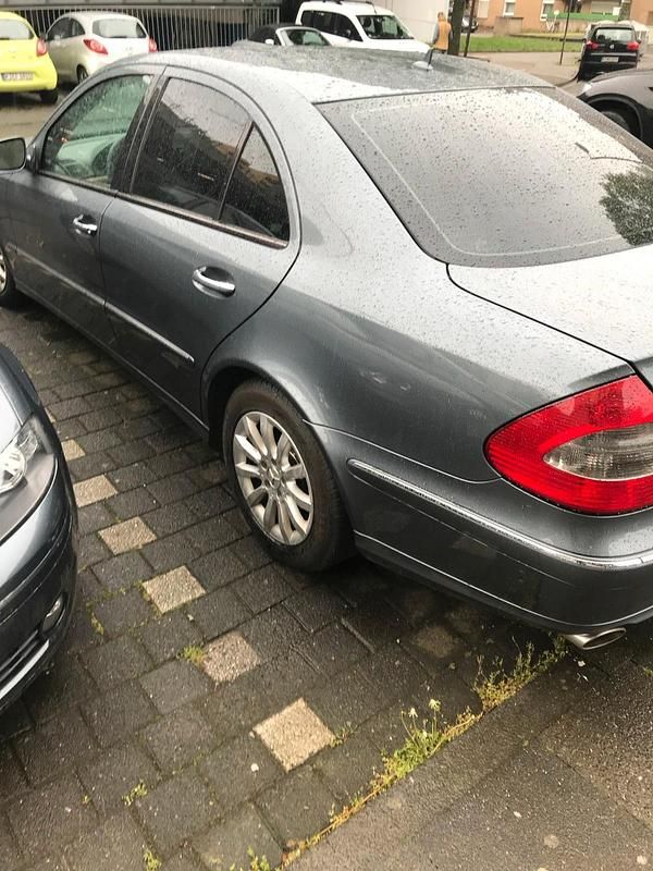 Grau Gebraucht 2007 Mercedes E230 Limousine | 6.900 € (Fairer Preis) - Bild 1/4