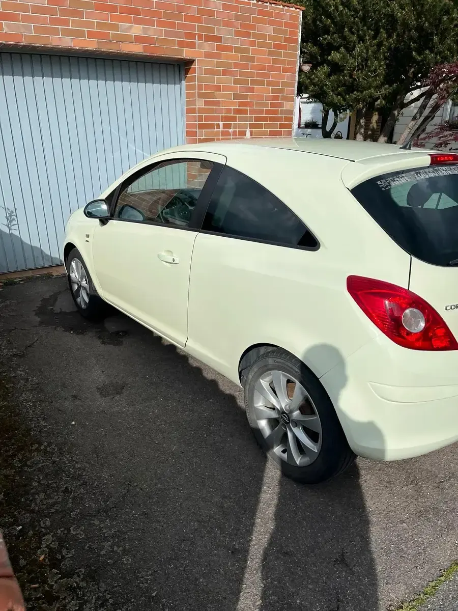 Gebraucht Opel Corsa 101 PS (74 kW) 2013 Gelb Kleinwagen