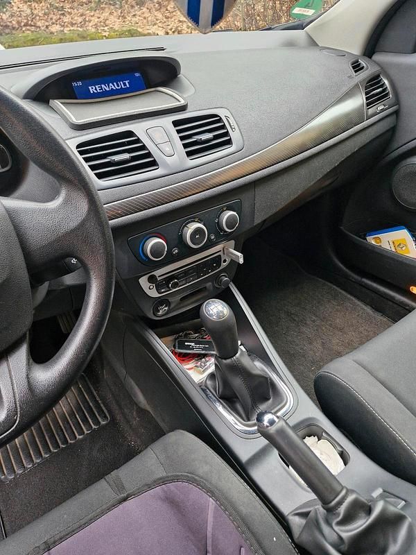 Gebraucht Renault Mégane 90 PS (66 kW) 2012 Blau Limousine