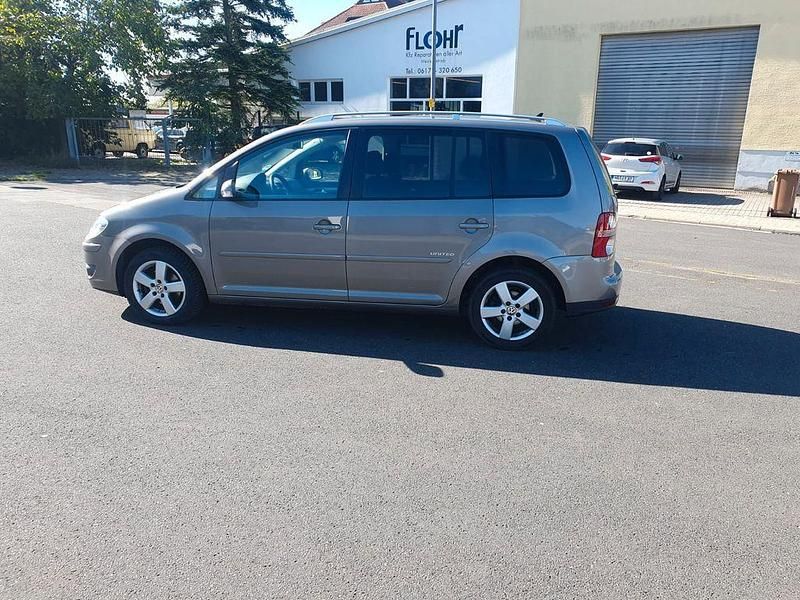Grau Gebraucht 2009 VW Touran United Van / Kleinbus | 8.650 € (Teuer) - Bild 1/4