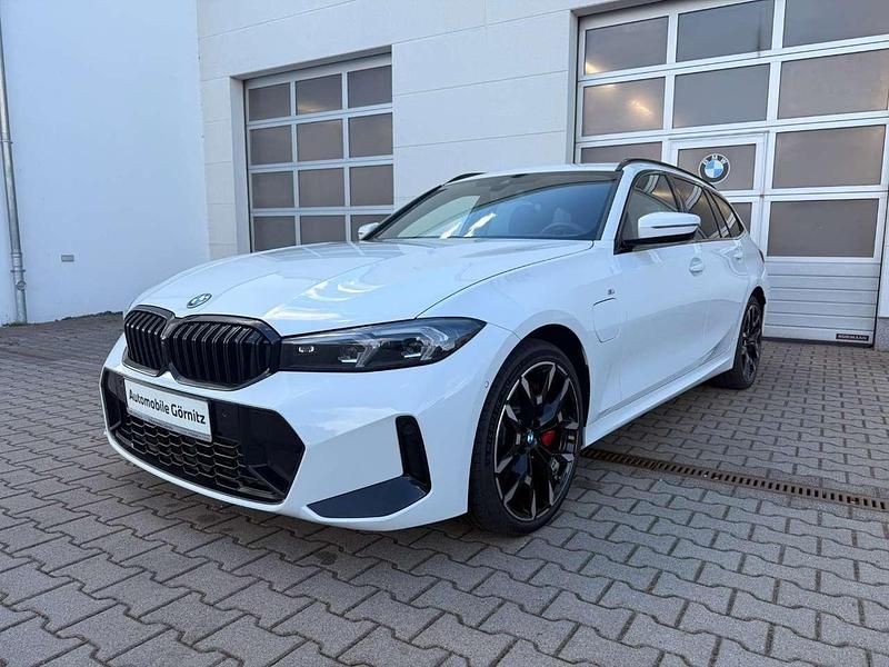 Alpinweiss (metallic) Gebraucht 2024 BMW 330e Sport Line Kombi | 52.980 € - Bild 1/4