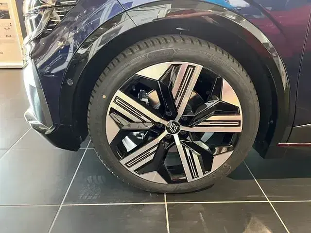 Używany Renault Megane E-Tech Iconic 161 kW (220 KM) 2024 Niebieski Sedan/Limuzyna
