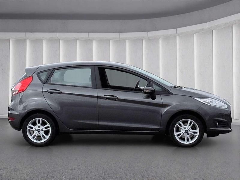 Gebraucht Ford Fiesta Celebration 80 PS (58 kW) 2017 Metallic) (grau Kleinwagen