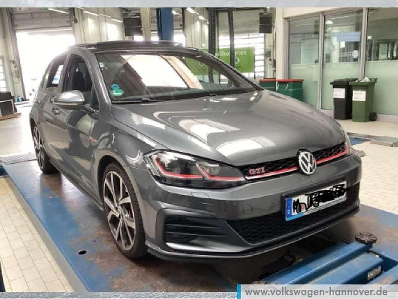 Indiumgrau (metallic) Gebraucht 2018 VW Golf VII GTI Limousine | 21.490 € (Superpreis) - Bild 1/4