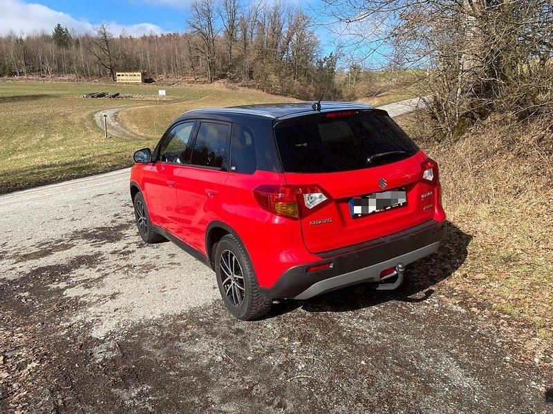 Gebraucht Suzuki Vitara 140 PS (102 kW) 2018 Rot SUV