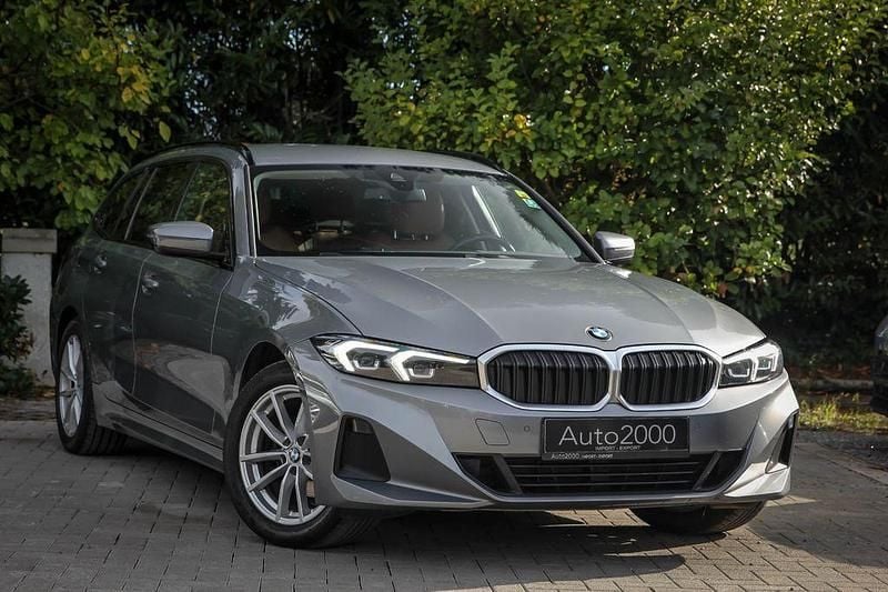 Grau Gebraucht 2022 BMW 318 Sport Line Limousine | 22.990 € (Fairer Preis) - Bild 1/4